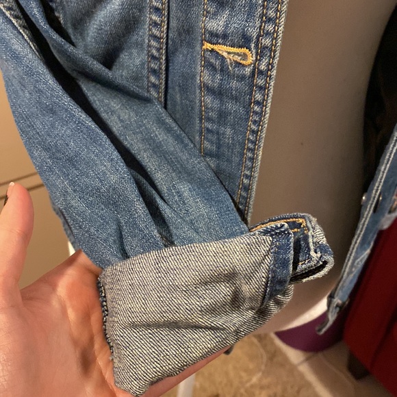 Jean jacket 🧥 Just in time for spring!!!! 💦🌸🌺🌷🌹🌼🌻 - Picture 4 of 5